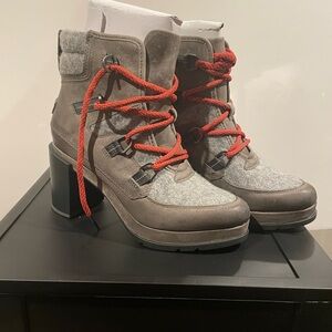 Sorel Leather Stylish Gray and Red Women's Boots. Size 8.5